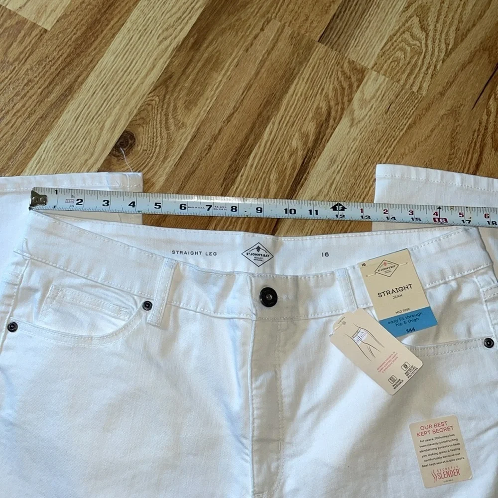 NWT‎ St John’s Bay Straight Jeans.  Mid rise.  Secretly Slender.  Size 16.